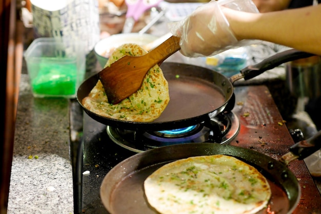 Photo cropped hand of person preparing food in kitchen