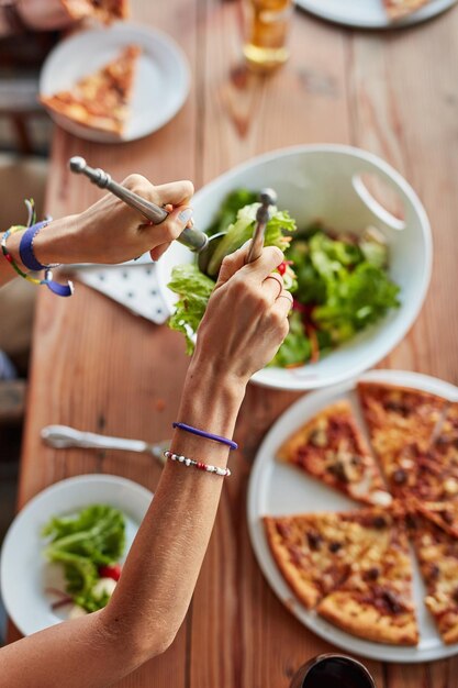 Foto mano tagliata di una persona che prepara il cibo su tavola