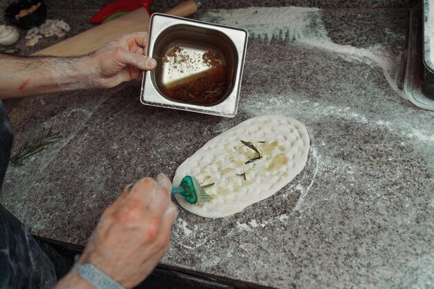 Photo cropped hand of person preparing food