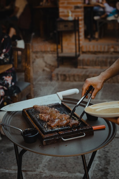 料理を準備している人の手を切り取った