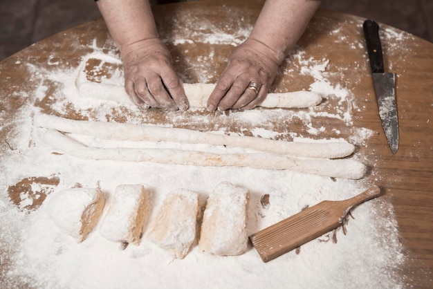 Foto mano tagliata di una persona che prepara il cibo