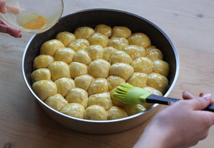Photo cropped hand of person preparing food