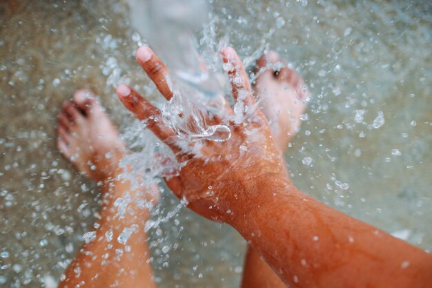 Foto mano tagliata di una persona in acqua