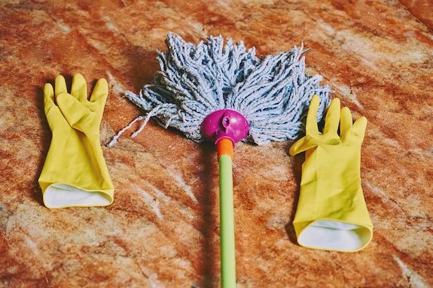 Foto mano tagliata di una persona con le bacchette sul tavolo