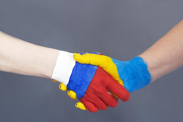 Отрезанная рука человека с лаком для ногтей