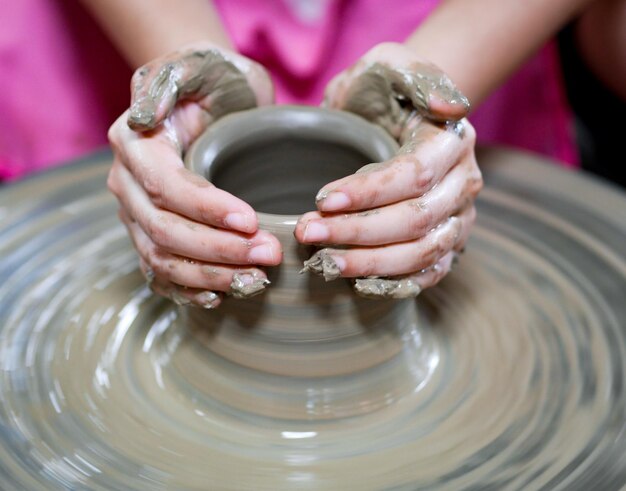 Photo cropped hand of person working with earthenware