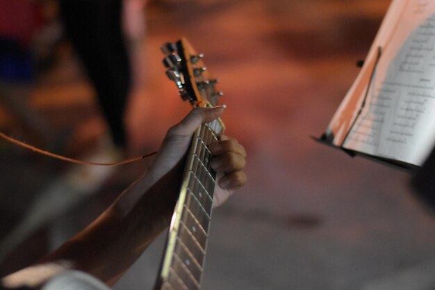 Foto mano tagliata che suona la chitarra