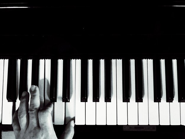 Foto mano tagliata che suona il pianoforte