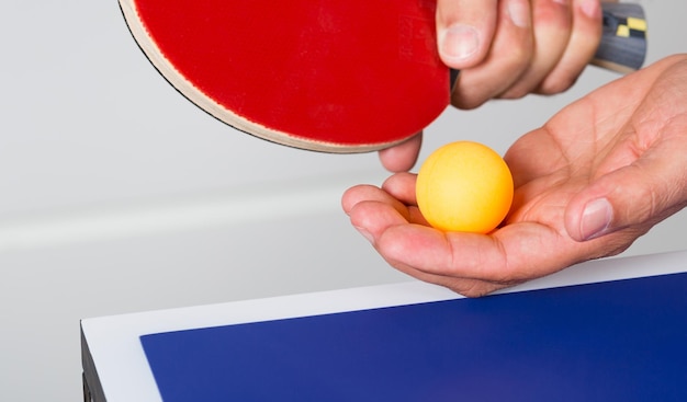 Photo cropped hand playing table tennis