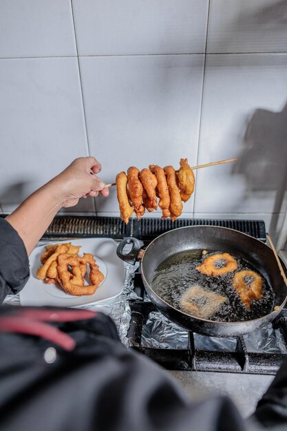 Photo cropped hand preparing food in kitchen