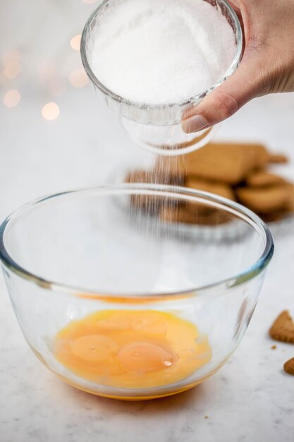 写真 テーブルの上で食べ物を準備する手を切り取った