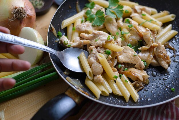 Foto preparazione a mano di pasta tagliata