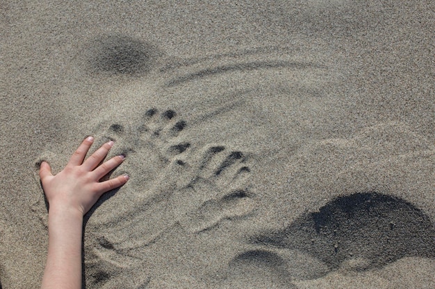 Photo cropped hand on sand