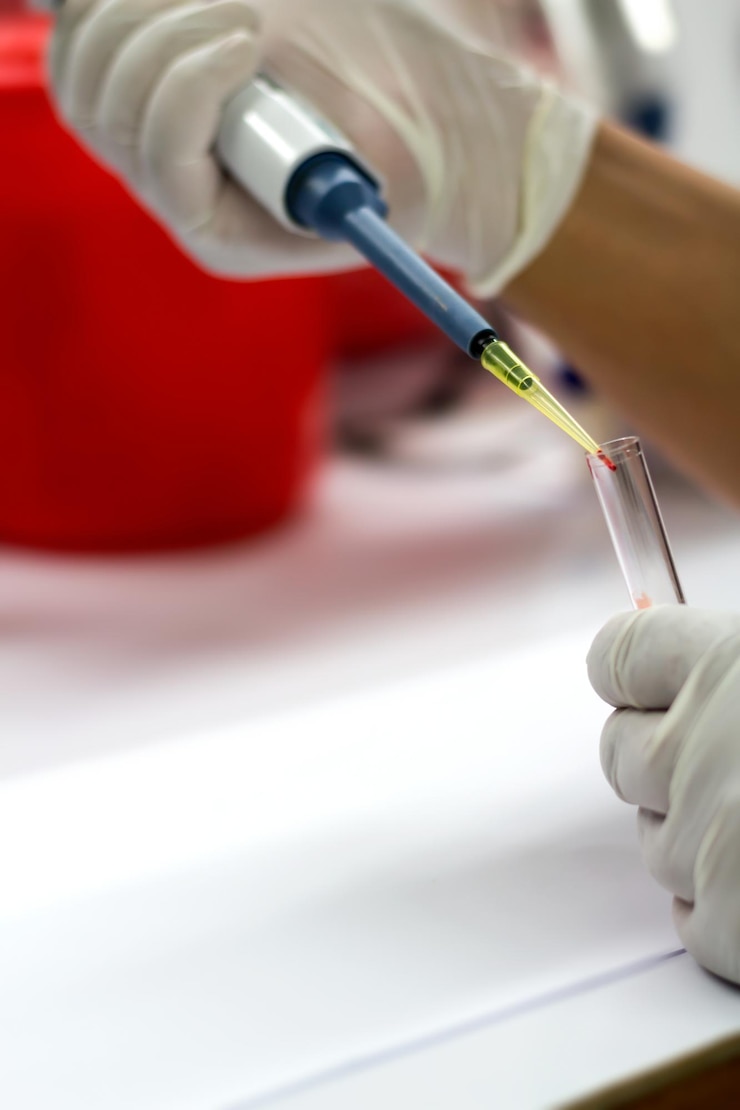 Photo cropped hand of scientist performing scientific experiment in laboratory