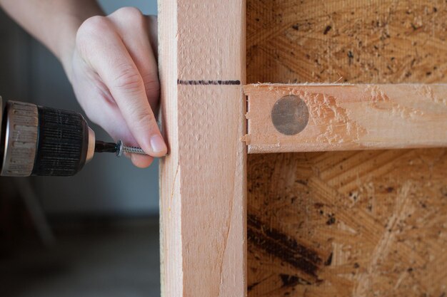 Foto legno tagliato a mano avvitato in laboratorio