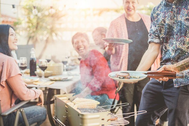 Photo cropped hand serving food to friend at backyard