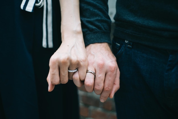 写真 結婚指輪を示すカットされた手