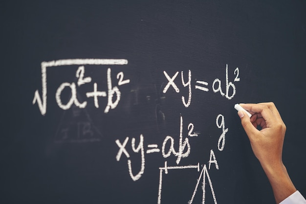 Фото Отрезанная рука решает математику на доске