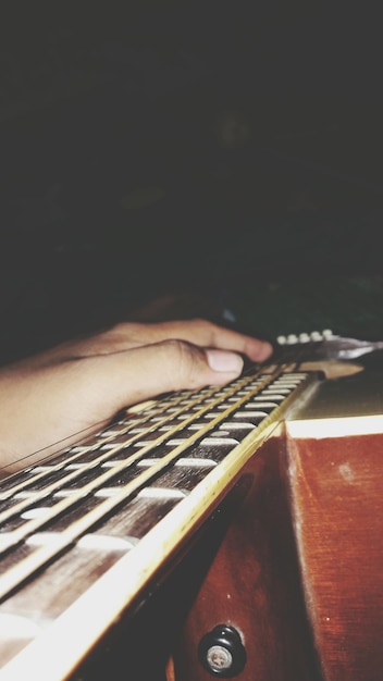 사진 다크에서 기타를 만지는 절단된 손