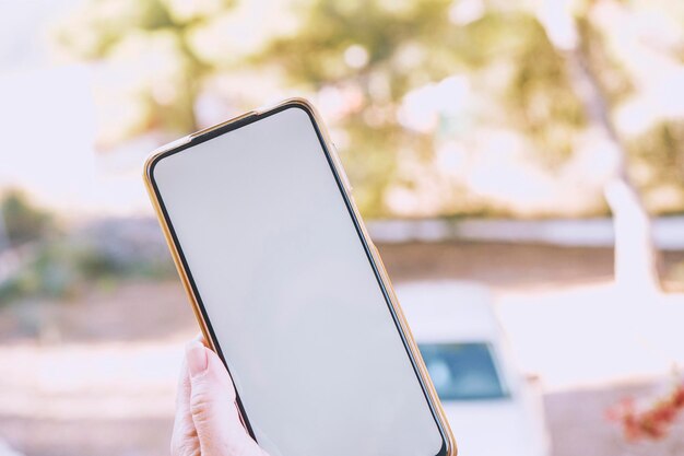 Foto mano tagliata con un telefono cellulare