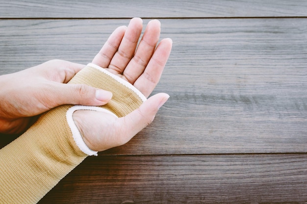 Photo cropped hand wearing splint on table