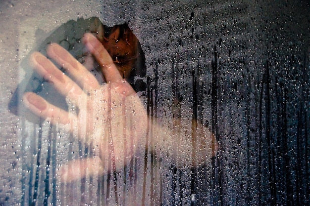 Foto finestra di vetro bagnata asciugata a mano