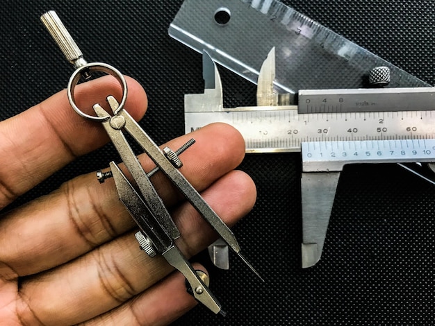 Photo cropped hand with tools at table