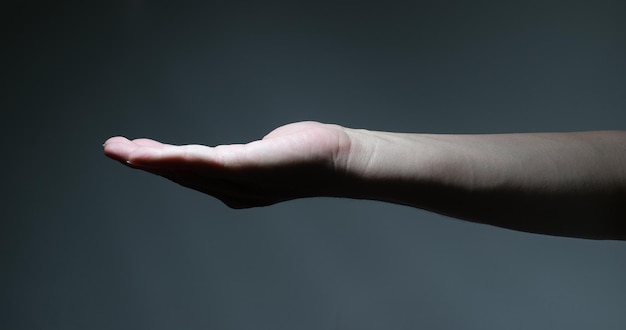 Photo cropped hand of woman against wall