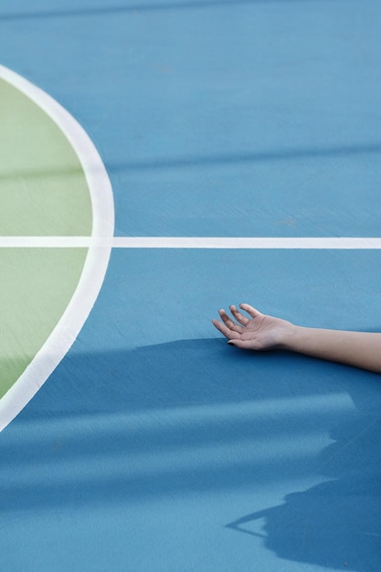 Photo cropped hand of woman on court