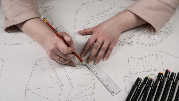 Photo cropped hand of woman drawing on table