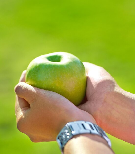 Photo cropped hand of woman holding apple