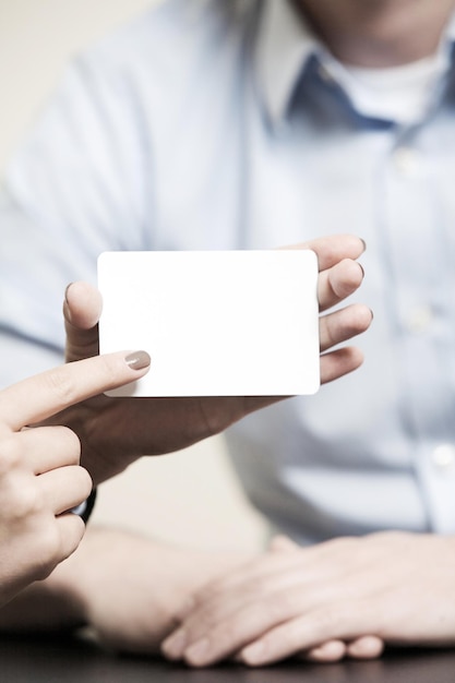 Photo cropped hand of woman holding blank paper