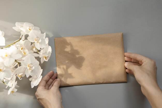 Photo cropped hand of woman holding bouquet