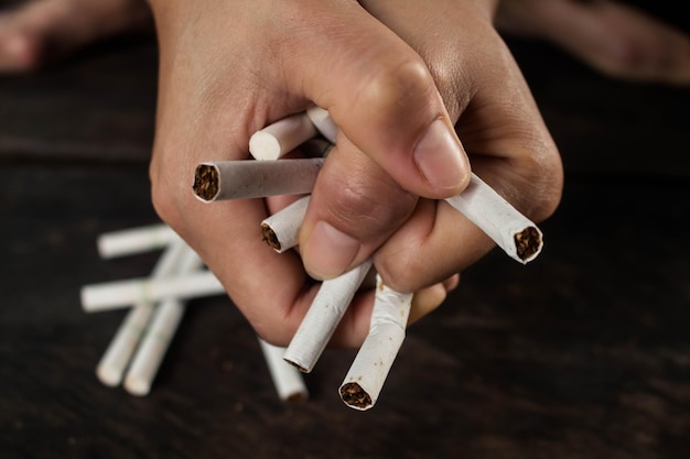 Photo cropped hand of woman holding cigarettes