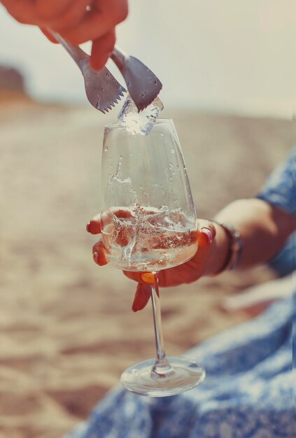 Photo cropped hand of woman holding drink glass