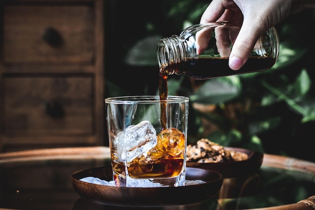 Photo cropped hand of woman holding drink on table