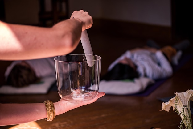 Foto mano tagliata di una donna che tiene una bevanda