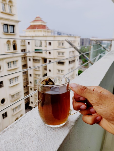 Photo cropped hand of woman holding drink