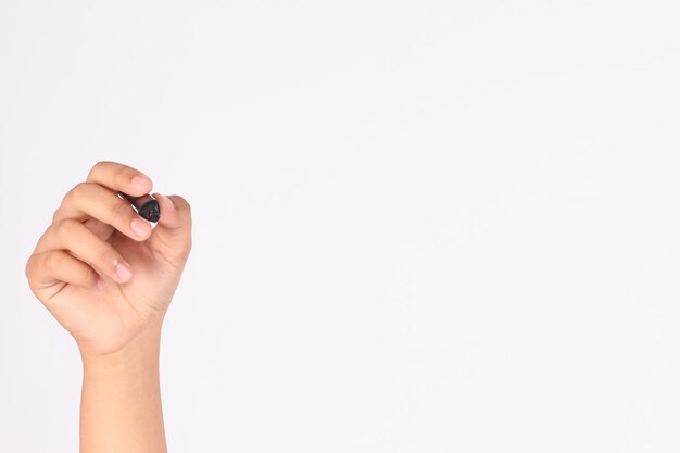 회색 배경 에 필트  펜 을 들고 있는 여자 의 절단 된 손