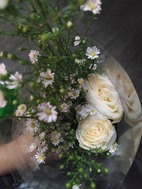 꽃 을 들고 있는 여자 의 절단 된 손