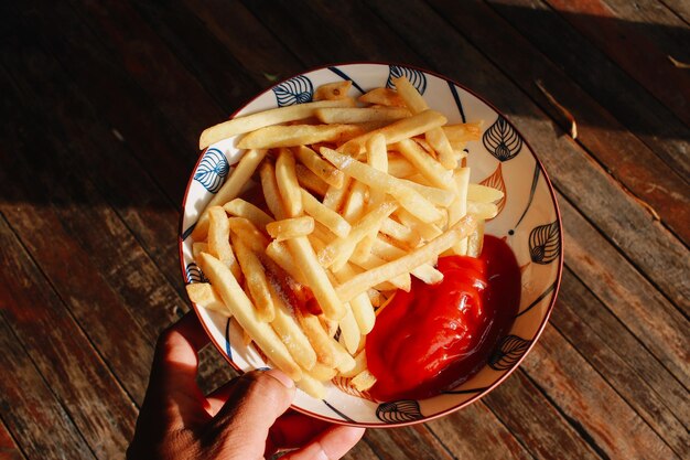 Photo cropped hand of woman holding food