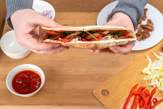 Photo cropped hand of woman holding food