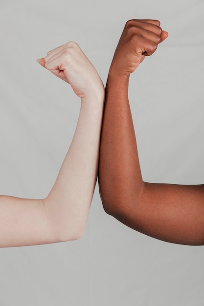 Photo cropped hand of woman holding hands against wall