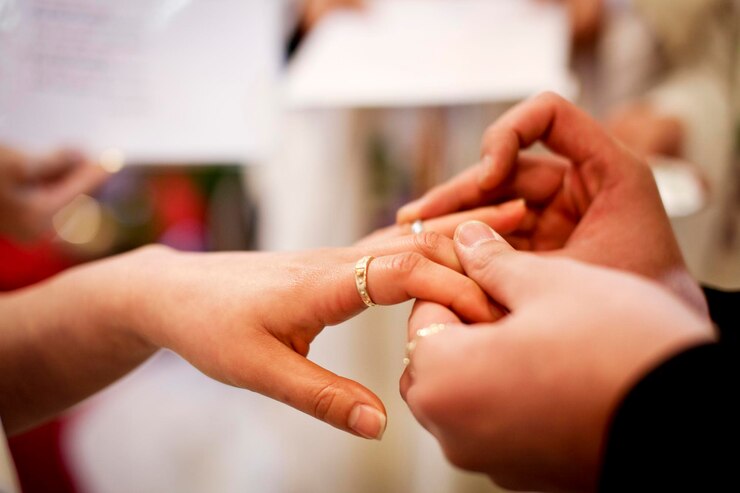 Photo cropped hand of woman holding hands