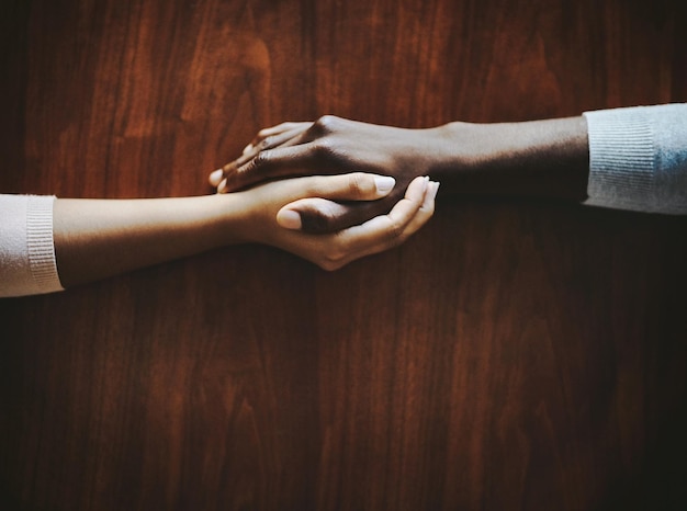 Photo cropped hand of woman holding hands