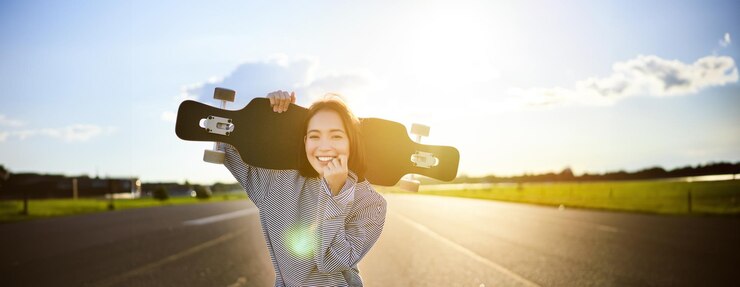 Photo 拿着拼图块的妇女的剪裁手