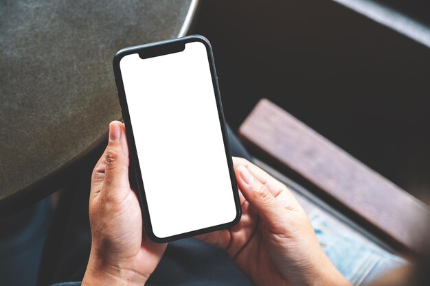 Photo cropped hand of woman holding mobile phone