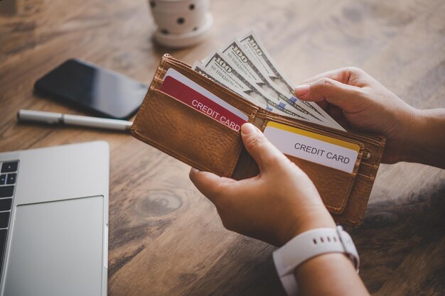 Photo cropped hand of woman holding paper currency