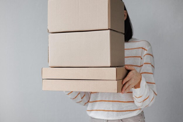 Foto mano tagliata di una donna che tiene la carta