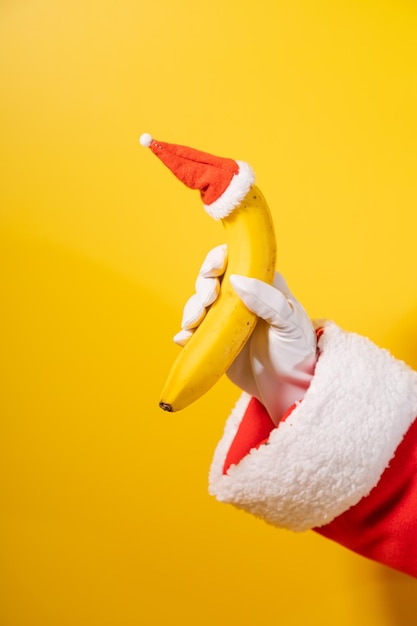 Photo cropped hand of woman holding toy against yellow background